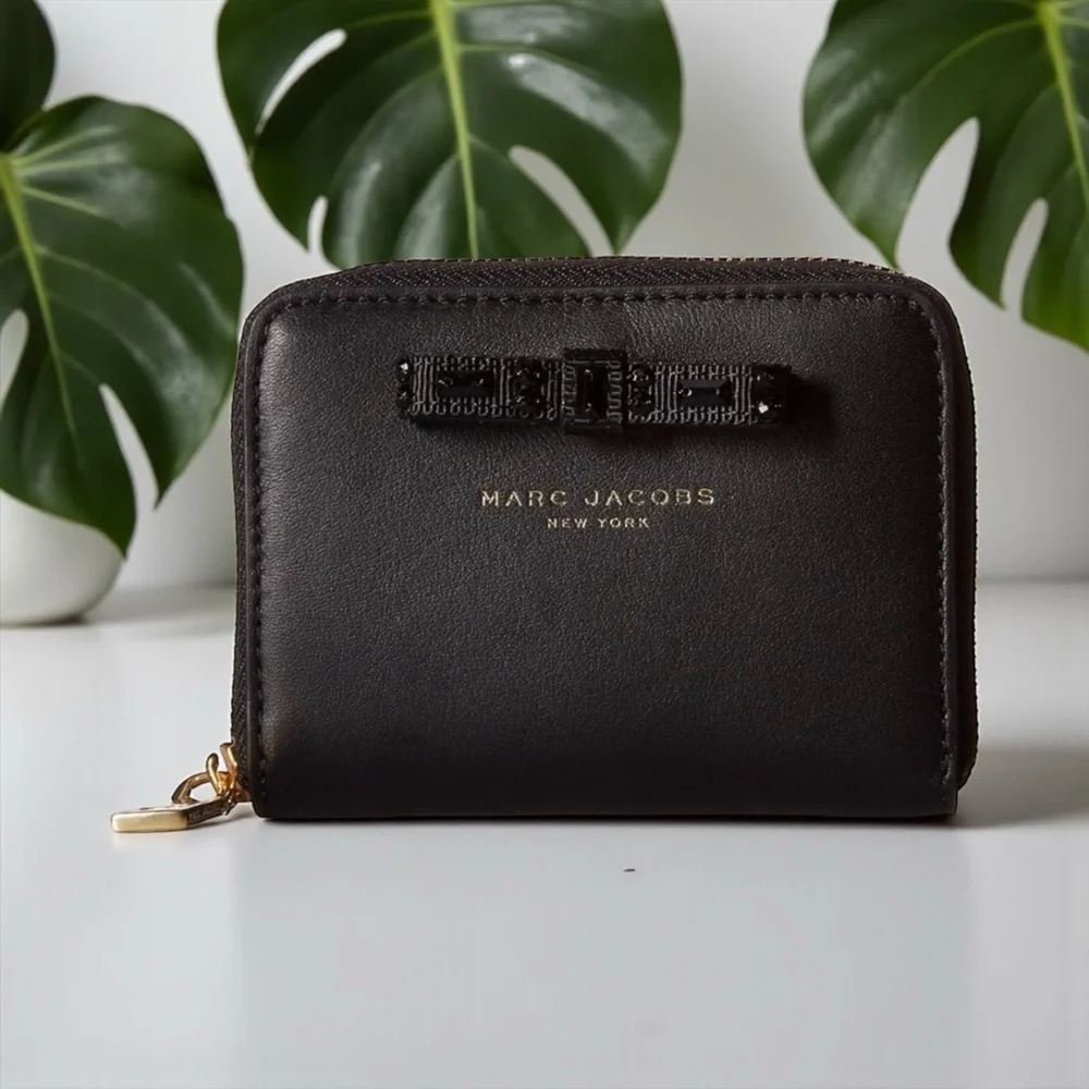 🖤MARC JACOBS🖤Black Leather Bow Embellished Zip Around Card Case/EUC